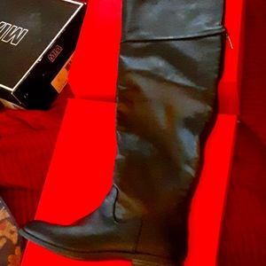 Black flat boots Kellen size 9.5
